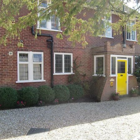 Hatsue Guest House Camberley Exterior foto