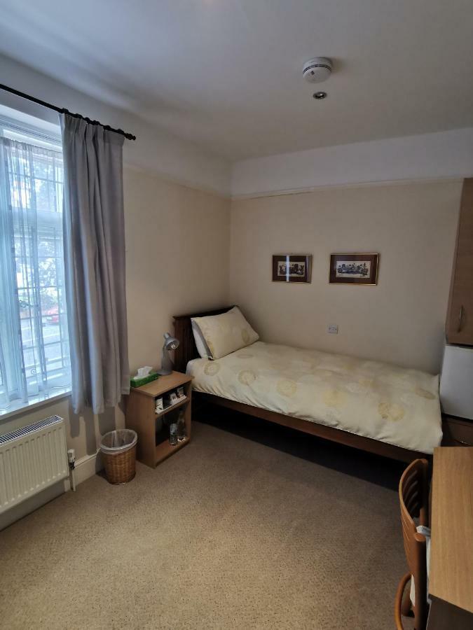 Hatsue Guest House Camberley Exterior foto